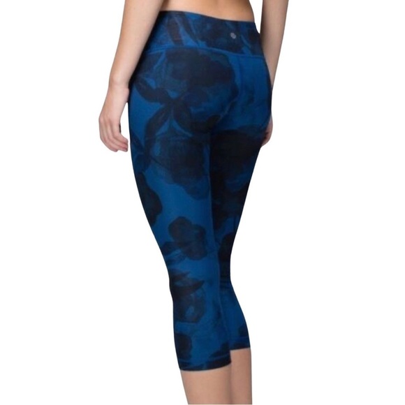 Lululemon Blue and Black Floral Print Wunder Under Crop II Leggings Size 4 - Picture 4 of 12